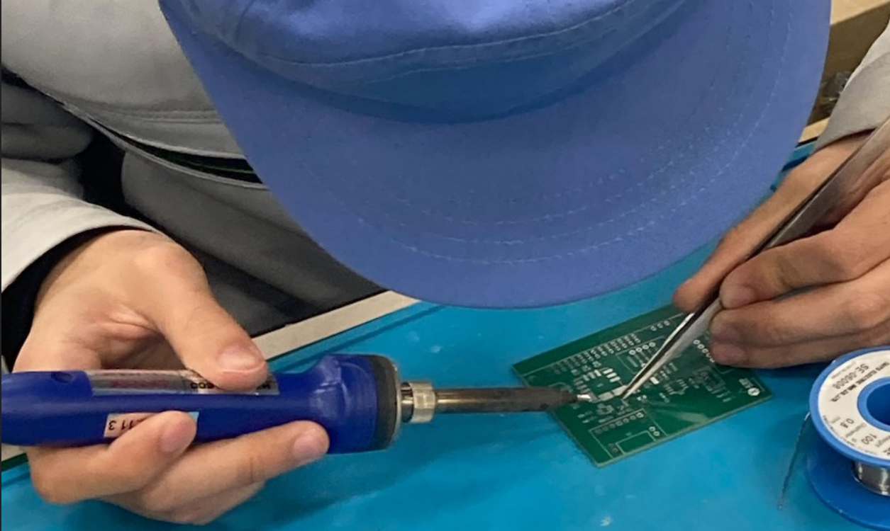 回路班の基板作業の様子