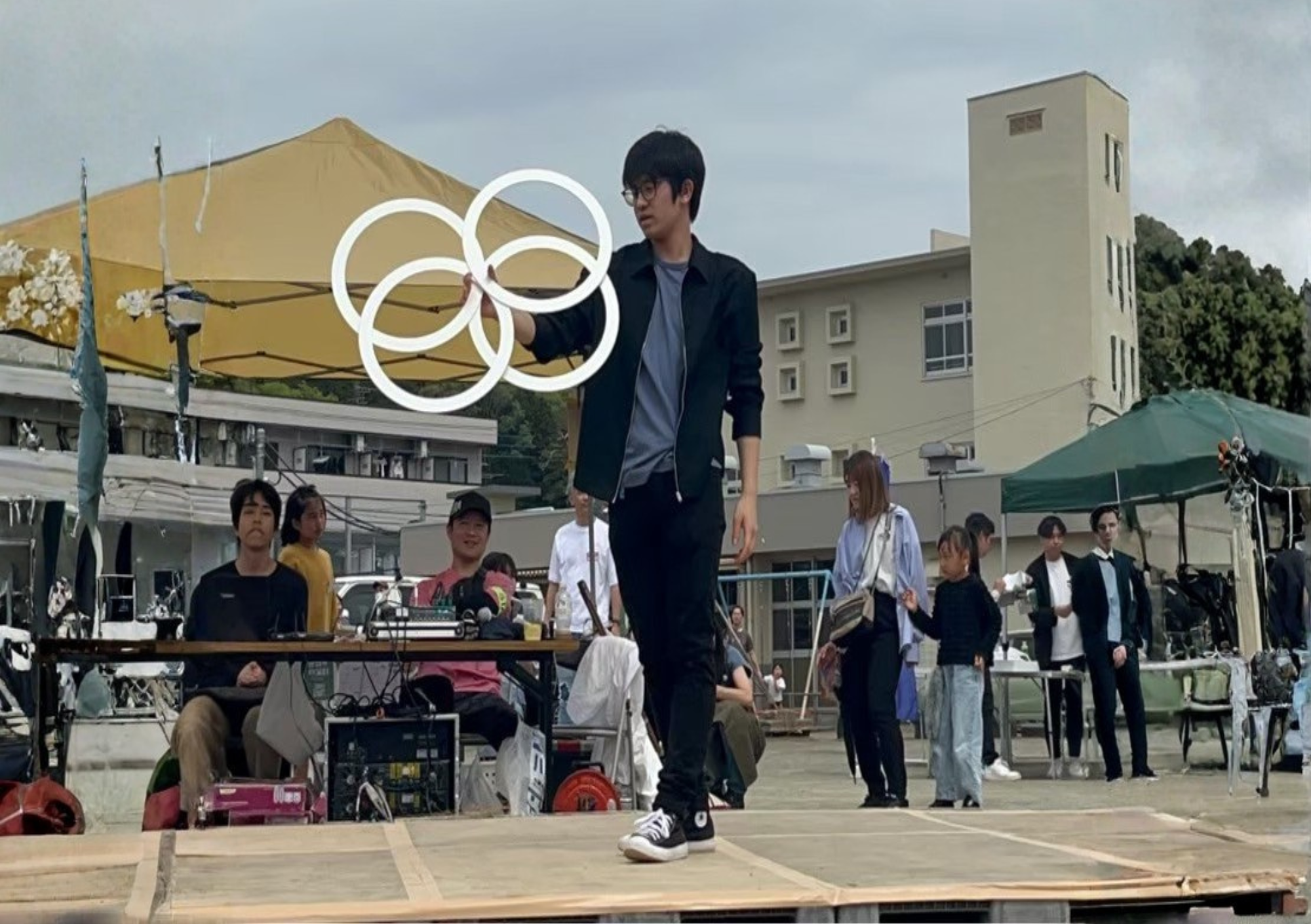 マルシェイベントでのマジック&ジャグリングショー