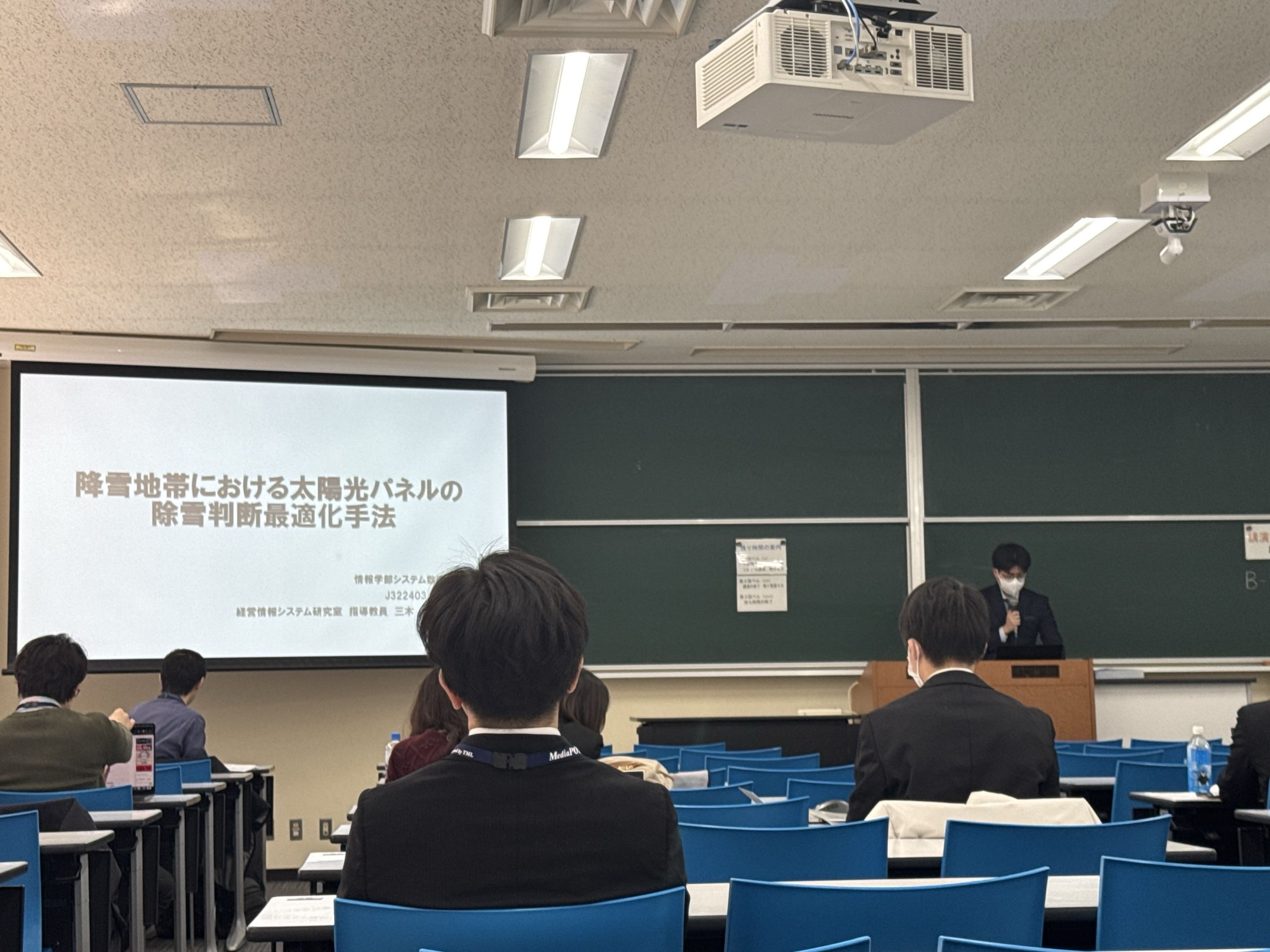研究室学生による口頭発表の様子