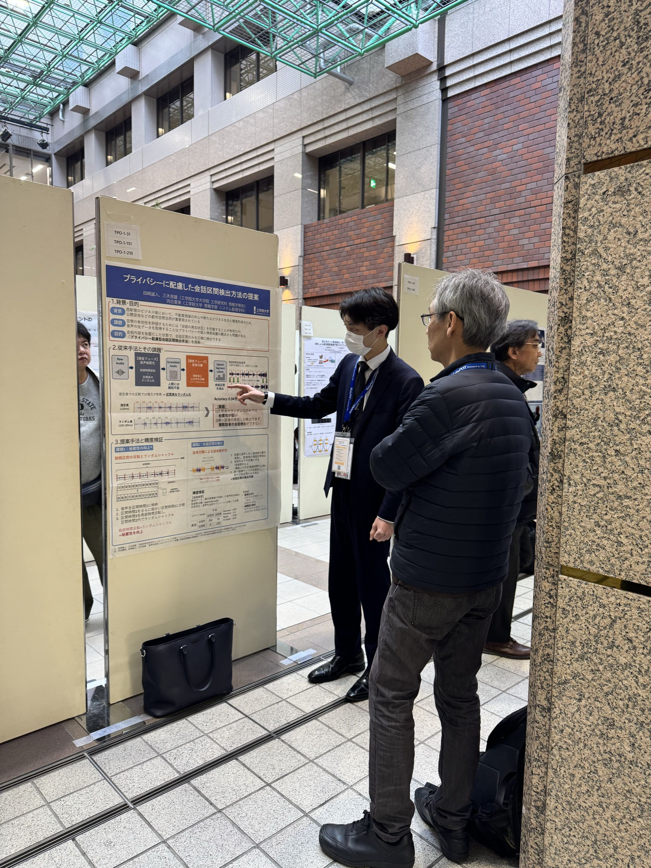 研究室学生によるポスター発表の様子