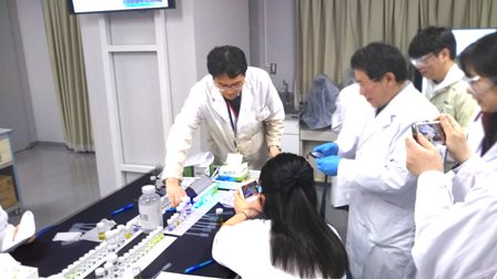科博での化学実験講座の様子。鈴木カップリングを用いた蛍光物質の合成とソルバトクロミズム～化学グランプリ2019二次選考より～」講師 工学院大学 小林元康