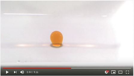 ポリマーブラシによる防汚性付与 ラー油が浮かび上がる Antifouling property of polymer brush Chili oil rising up