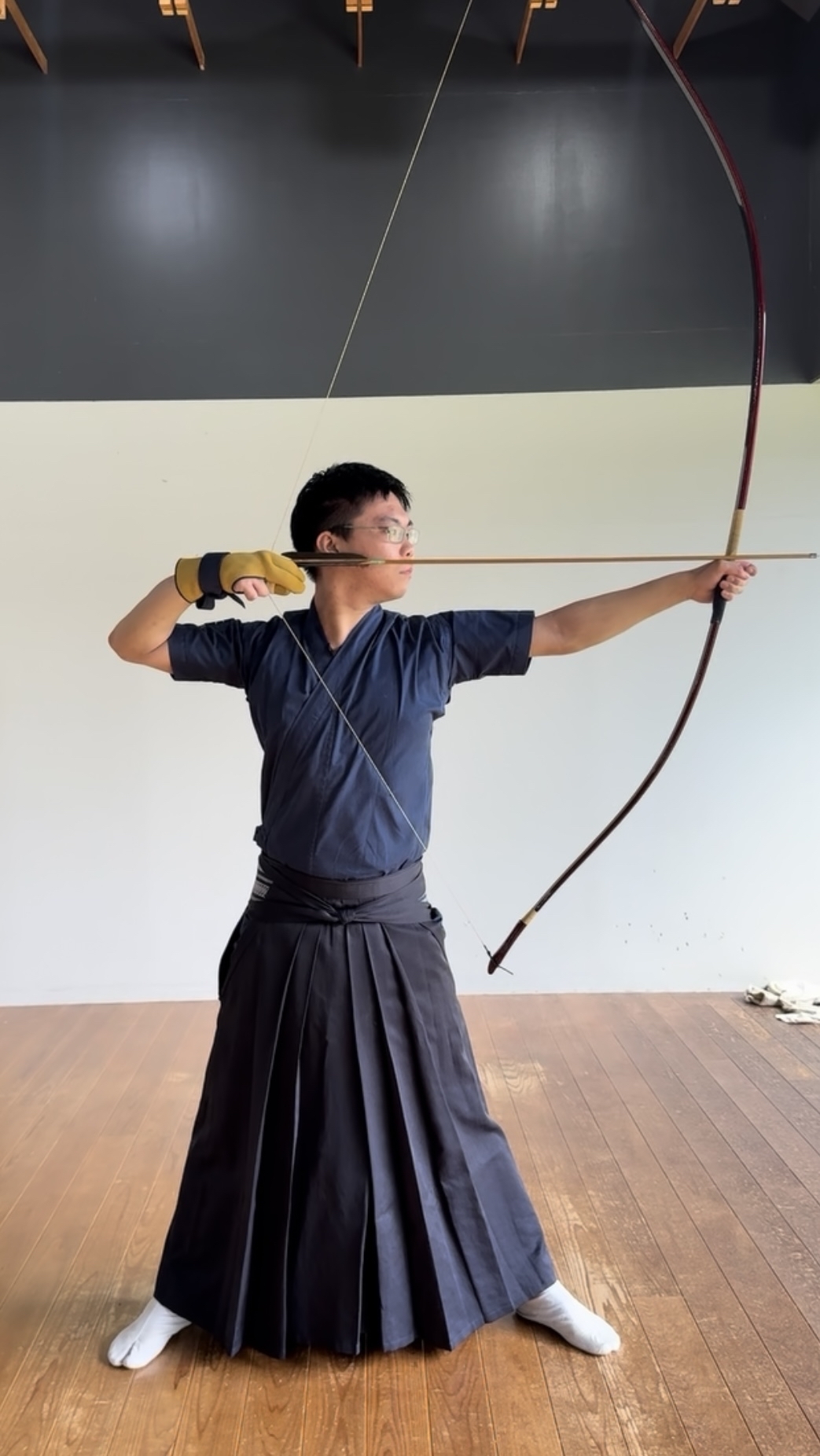 弓道動作の写真