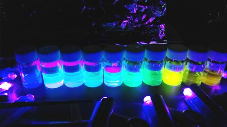 化学グランプリ2019 鈴木-宮浦カップリングによる蛍光を示すフェニルチオフェンの合成 工学院大学 ジメチルアミノフェニルボロン酸 アセチル-5-ブロモチオフェン ソルバトクロミズム Solvatochromism 蛍光の写真